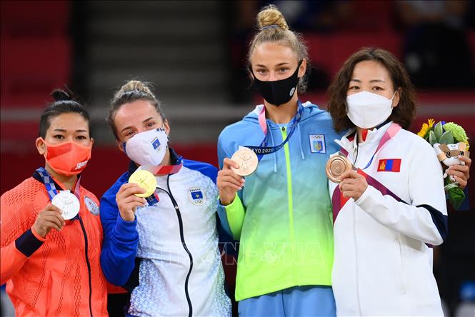 Trong ảnh: VĐV Funa Tonaki của nước chủ nhà Nhật Bản (trái) đoạt Huy chương Bạc trong khi Distria Krasniqi của Kosovo giành Huy chương Vàng, Daria Bilodid (Ukraine) và Urantsetseg Munkhbat (Mông Cổ) ở nội dung judo nữ hạng cân 48kg tại Olympic Tokyo 2020, ngày 24/7/2021. Ảnh: AFP/TTXVN