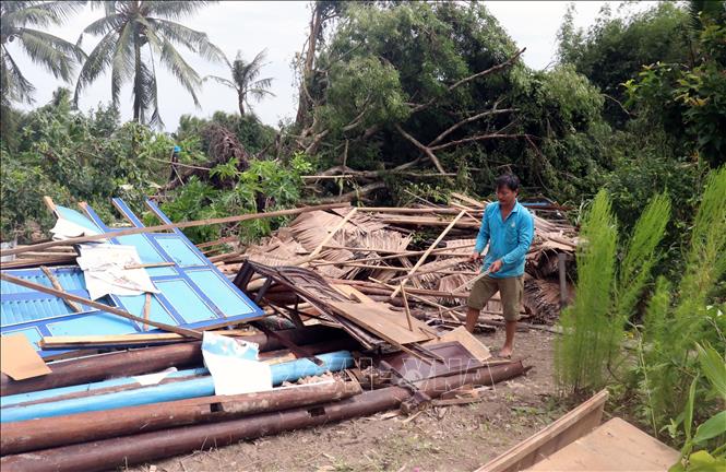 Trong ảnh: Người dân ấp Hòa An, xã Hòa Thuận, huyện Giồng Riềng (Kiên Giang) dọn dẹp nhà ở bị đổ sập. Ảnh: Lê Huy Hải - TTXVN