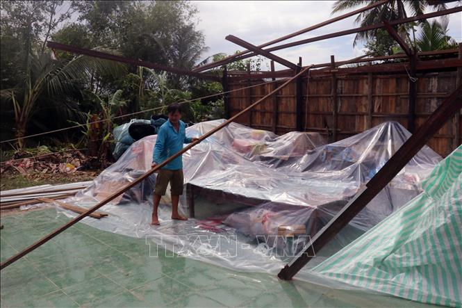Trong ảnh: Người dân ấp Hòa An, xã Hòa Thuận, huyện Giồng Riềng (Kiên Giang) dọn dẹp nhà ở bị đổ sập. Ảnh: Lê Huy Hải - TTXVN
