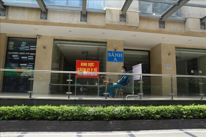 Trong ảnh: Lối vào Khu A - Toà nhà HELIOS Tower số 75 Tam Trinh bị phong tỏa. Ảnh: Hoàng Hiếu - TTXVN