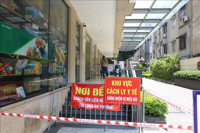 Trong ảnh: Lối vào Khu A - Toà nhà HELIOS Tower số 75 Tam Trinh bị phong tỏa. Ảnh: Hoàng Hiếu - TTXVN