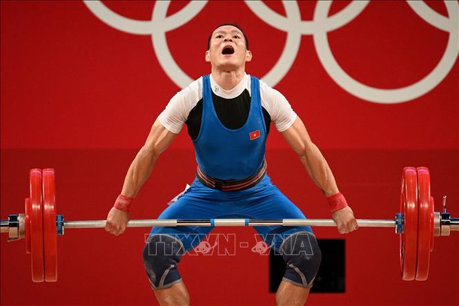 Trong ảnh: Đô cử Thạch Kim Tuấn thi đấu ở hạng cân 61kg nam môn cử tạ tại Oympic Tokyo 2020 ngày 25/7/2021. Ảnh: AFP/TTXVN