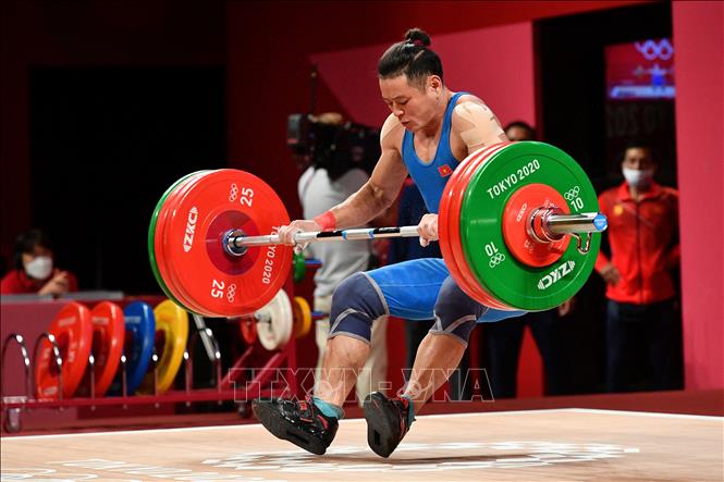Trong ảnh: Đô cử Thạch Kim Tuấn thi đấu ở hạng cân 61kg nam môn cử tạ tại Oympic Tokyo 2020 ngày 25/7/2021. Ảnh: AFP/TTXVN