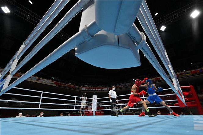Trong ảnh: Võ sĩ Nguyễn Thị Tâm (phải) thi đấu với đối thủ người Bulgaria Stoyka Krasteva môn boxing hạng cân dưới 51kg nữ tại Oympic Tokyo 2020 ngày 25/7/2021. Ảnh: AFP/TTXVN