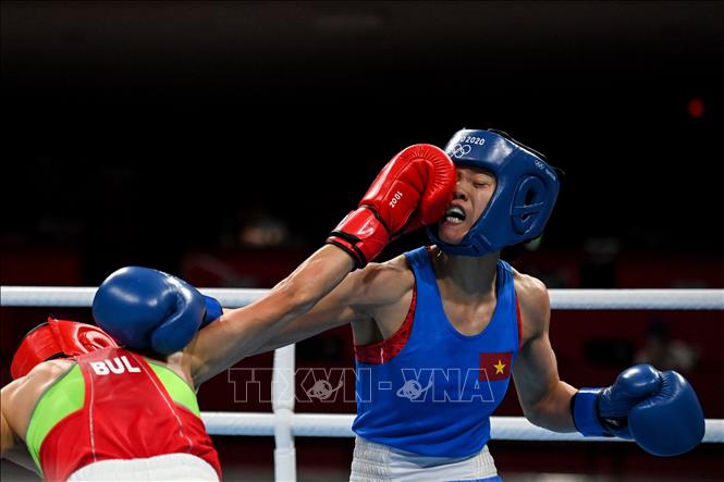 Trong ảnh: Võ sĩ Nguyễn Thị Tâm (phải) thi đấu với đối thủ người Bulgaria Stoyka Krasteva môn boxing hạng cân dưới 51kg nữ tại Oympic Tokyo 2020 ngày 25/7/2021. Ảnh: AFP/TTXVN