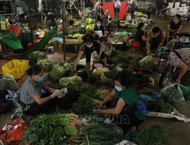 Trong ảnh: Hoạt động mua sắm tại chợ Minh Khai. Ảnh: Vũ Sinh - TTXVN