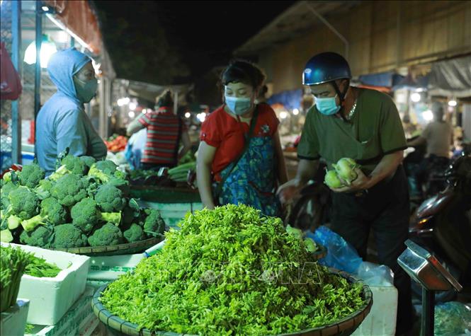 Trong ảnh: Người dân chọn mua rau, quả tại chợ đầu mối Minh Khai. Ảnh: Vũ Sinh - TTXVN