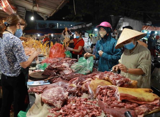 Trong ảnh: Người dân chọn mua thực phẩm tại chợ đầu mối Minh Khai. Ảnh: Vũ Sinh - TTXVN