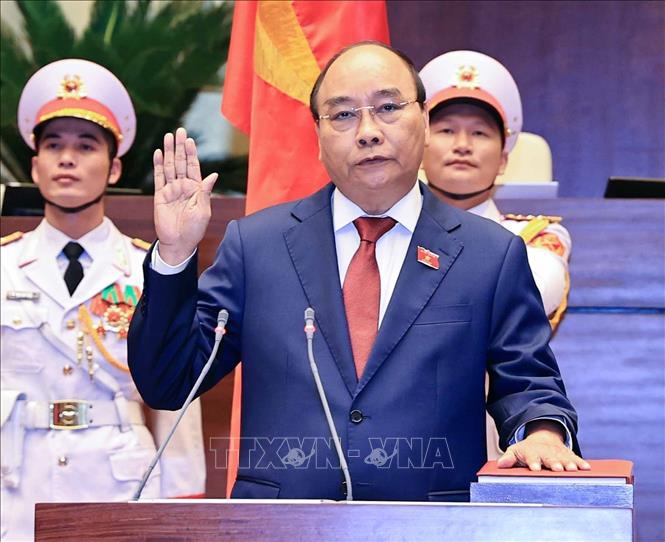 Photo: President Nguyen Xuan Phuc takes his oath on July 26. VNA Photo