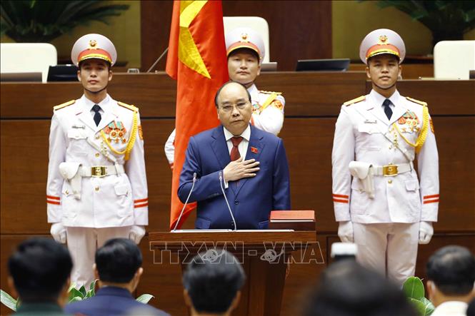 Photo: President Nguyen Xuan Phuc takes his oath on July 26. VNA Photo