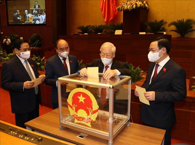 Photo: Party General Secretary Nguyen Phu Trong (2nd R)) and other leaders cast their ballots to elect the State President for the 2021–2026 tenure. VNA Photo