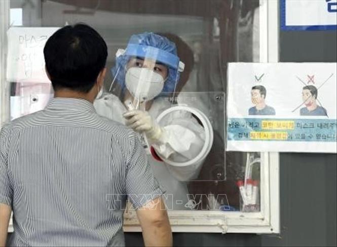 Trong ảnh: Nhân viên y tế lấy mẫu xét nghiệm COVID-19 cho người dân tại Soeul, Hàn Quốc ngày 8/7/2021. Ảnh: Kyodo/TTXVN