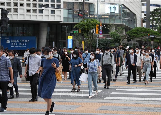 Trong ảnh: Người dân đeo khẩu trang phòng dịch COVID-19 tại Seoul, Hàn Quốc ngày 8/7/2021. Ảnh: THX/TTXVN