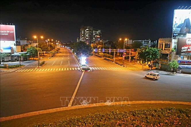 Trong ảnh: Đường phố Thành phố Hồ Chí Minh vắng lặng sau 18 giờ. Ảnh: Thành Chung - TTXVN