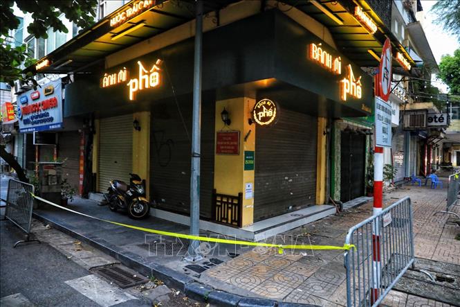 Trong ảnh: Phong tỏa khu vực phố Vọng Đức và số nhà 39 Hàng Bài tối 26/7. Ảnh: Thành Đạt - TTXVN 