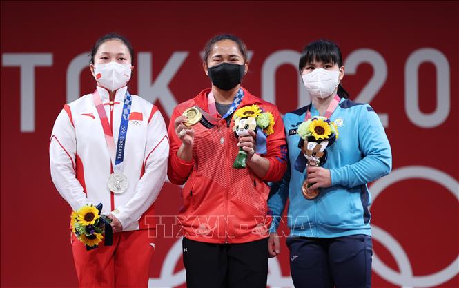 Trong ảnh: Nữ đô cử Hidilyn Diaz (giữa) của Philippines giành Huy chương Vàng nội dung cử tạ hạng cân 55kg tại Olympic Tokyo 2020, Nhật Bản ngày 26/7/2021. Ảnh: THX/TTXVN 