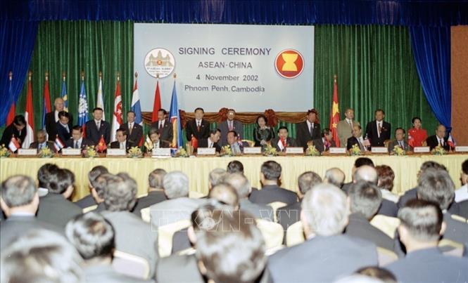 Tại Hội nghị cấp cao ASEAN lần thứ 8 được tổ chức ngày 4 - 5/11/2002 tại Phnom Penh (Campuchia), Tuyên bố về Ứng xử của các bên ở Biển Đông (DOC) được ASEAN và Trung Quốc ký kết - văn kiện chính trị đầu tiên mà ASEAN và Trung Quốc đạt được có liên quan đến vấn đề Biển Đông và được coi là bước đột phá trong quan hệ ASEAN - Trung Quốc về vấn đề Biển Đông. Việc ký văn kiện này là kết quả nỗ lực của các nước ASEAN, đặc biệt là của 4 nước liên quan trực tiếp tranh chấp ở quần đảo Trường Sa (Việt Nam, Philippines, Malaysia, Brunei) trong việc duy trì hòa bình và ổn định ở Biển Đông. Ảnh: Thế Thuần-TTXVN