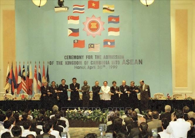 Ngay sau khi gia nhập ASEAN, Việt Nam đã tích cực thúc đẩy kết nạp các nước Campuchia, Lào và Myanmar vào ASEAN, hoàn thành ý tưởng về một ASEAN bao gồm cả 10 nước Đông Nam Á, tạo ra sự chuyển biến mới về chất đối với ASEAN và tình hình khu vực. Trong ảnh: Phó Thủ tướng, Bộ trưởng Ngoại giao Nguyễn Mạnh Cầm và các Bộ trưởng Ngoại giao ASEAN tại Lễ kết nạp Vương quốc Campuchia là thành viên thứ 10 của ASEAN, chiều 30/04/1999, tại Hà Nội. Ảnh: Cao Phong - TTXVN