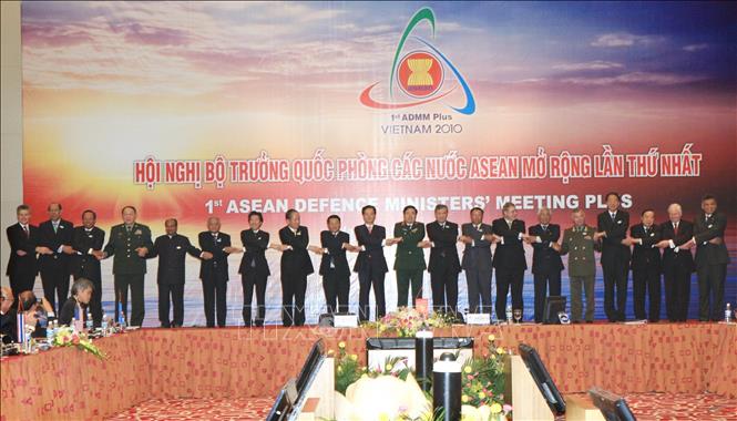 Trong ảnh: Thủ tướng Nguyễn Tấn Dũng, Bộ trưởng Quốc phòng Phùng Quang Thanh chụp ảnh chung với các Trưởng đoàn tại lễ khai mạc Hội nghị Bộ trưởng Quốc phòng ASEAN mở rộng (ASEAN+) lần thứ nhất, sáng 12/10/2010, tại Hà Nội. Ảnh: Trọng Đức - TTXVN