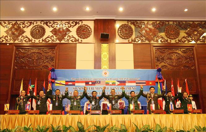  Trong ảnh: Các Trưởng đoàn chụp ảnh chung tại phiên bế mạc Hội nghị không chính thức Tư lệnh Lực lượng quốc phòng ASEAN lần thứ 13 (ACDFIM-13), chiều 14/3/2016, tại thủ đô Vientiane (Lào). Ảnh: Phạm Kiên – TTXVN
