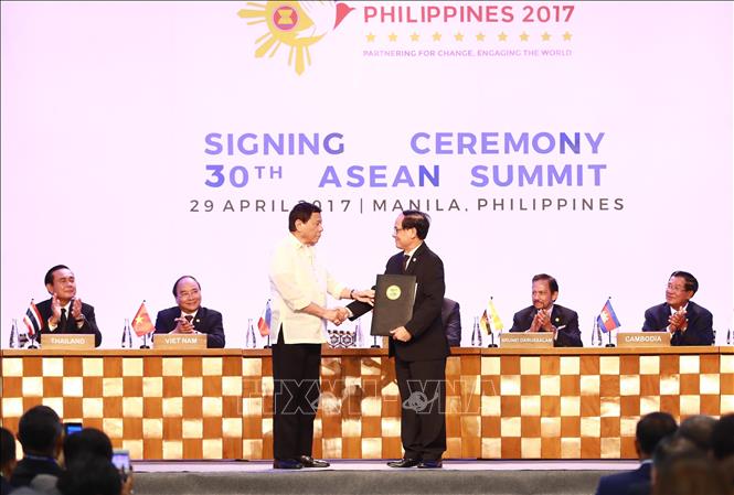 Trong ảnh: Tổng thống Philippines Rodrigo Roa Duterte (bên trái) trao 