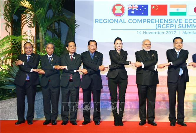 Việt Nam cùng với các nước tiếp tục triển khai các thỏa thuận và kế hoạch hợp tác quan trọng của ASEAN. Trong ảnh: Thủ tướng Nguyễn Xuân Phúc dự Phiên họp Đối tác Kinh tế khu vực toàn diện (RCEP) tại Trung tâm Hội nghị Quốc tế ở Thủ đô Manila, Philippines, chiều 14/11/2017. Ảnh: Thống Nhất - TTXVN