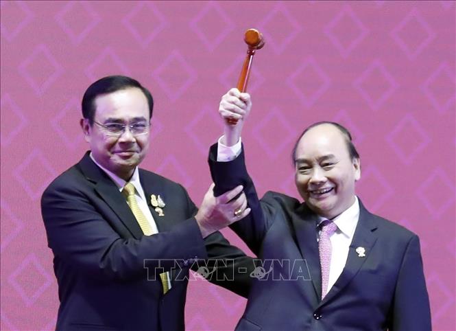 Trong ảnh: Thủ tướng Nguyễn Xuân Phúc nhận búa Chủ tịch từ Thủ tướng Thái Lan Prayuth Chan-o-cha tại Lễ bế mạc Hội nghị Cấp cao ASEAN lần thứ 35 và tiếp nhận vai trò Chủ tịch ASEAN của Việt Nam năm 2020. Ảnh: Thống Nhất – TTXVN