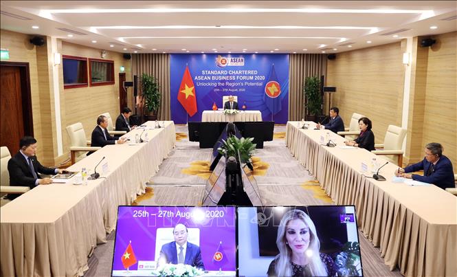 Trong ảnh: Thủ tướng Nguyễn Xuân Phúc, Chủ tịch ASEAN 2020 dự và phát biểu khai mạc tại phiên đầu tiên của Diễn đàn Kinh doanh ASEAN Standard Chartered 2020 với chủ đề “Khai phá tiềm tăng ASEAN” qua 22 điểm cầu trực tuyến và phát trên các mạng truyền thông quốc tế, ngày 25/8/2020. Ảnh: Thống Nhất – TTXVN