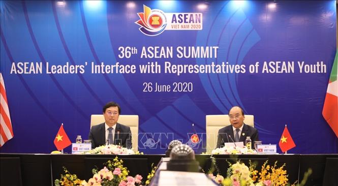 Trong ảnh: Thủ tướng Nguyễn Xuân Phúc, Chủ tịch ASEAN 2020 và Bí thư thứ nhất Trung ương Đoàn Lê Quốc Phong dự Phiên đối thoại của các Nhà lãnh đạo ASEAN với đại diện Thanh niên ASEAN (26/6/2020). Ảnh: Thống Nhất – TTXVN