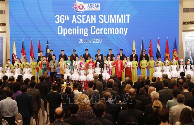 Trong ảnh: Nghi thức chào cờ ASEAN tại Lễ khai mạc Hội nghị Cấp cao ASEAN lần thứ 36, ngày 26/6/2020, tại Hà Nội Ảnh: Trọng Đức – TTXVN