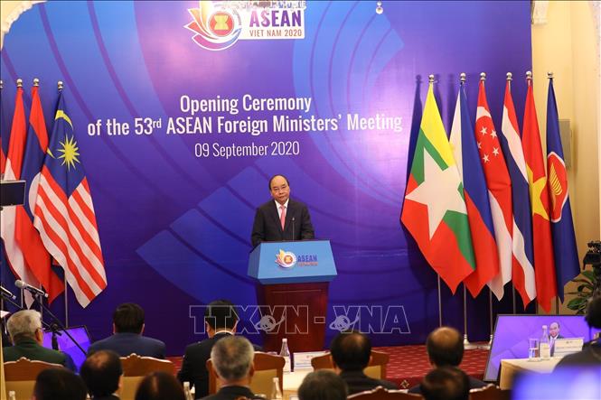 Trong ảnh: Thủ tướng Nguyễn Xuân Phúc, Chủ tịch ASEAN 2020 phát biểu tại Lễ khai mạc Hội nghị Bộ trưởng Ngoại giao Hiệp hội các quốc gia Đông Nam Á - ASEAN lần thứ 53 (AMM 53) theo hình thức trực tuyến. Ảnh: Lâm Khánh - TTXVN