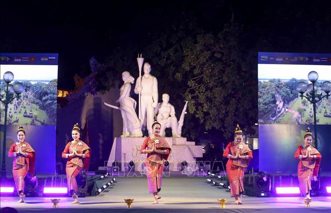 Trong ảnh: Tiết mục biểu diễn của các sinh viên Lào tại Chương trình “Giao lưu văn hoá, nghệ thuật ASEAN mở rộng”. Ảnh: Tuấn Đức - TTXVN