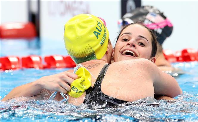 Trong ảnh: VĐV Kaylee McKeown (phải) của Australia giành Huy chương Vàng nội dung 100m bơi ngửa dành cho nữ tại Olympic Tokyo 2020, Nhật Bản, ngày 27/7/2021. Ảnh: Kyodo/TTXVN