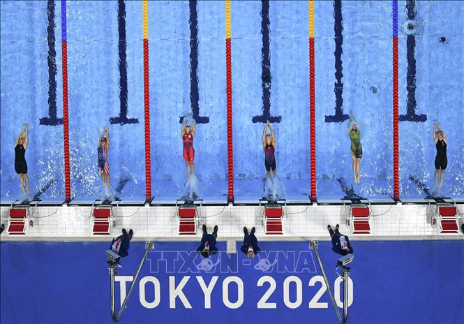 Trong ảnh: VĐV Kaylee McKeown (thứ 2, phải) của Australia thi đấu ở nội dung 100m bơi ngửa dành cho nữ tại Olympic Tokyo 2020, Nhật Bản, ngày 27/7/2021. Ảnh: THX/TTXVN