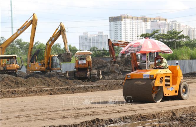 Trong ảnh: San ủi nền đất để xây dựng khu mở rộng tại bệnh viện dã chiến trên đường Nguyễn Văn Linh. Ảnh: Trần Xuân Tình - TTXVN 