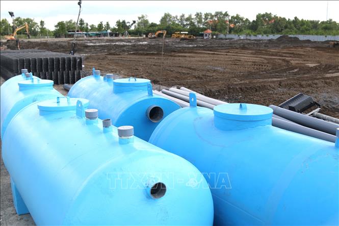 Trong ảnh: Hệ thống trữ nước sạch chuẩn bị được lắp đặt tại bệnh viện dã chiến trên đường Nguyễn Văn Linh. Ảnh: Trần Xuân Tình - TTXVN 