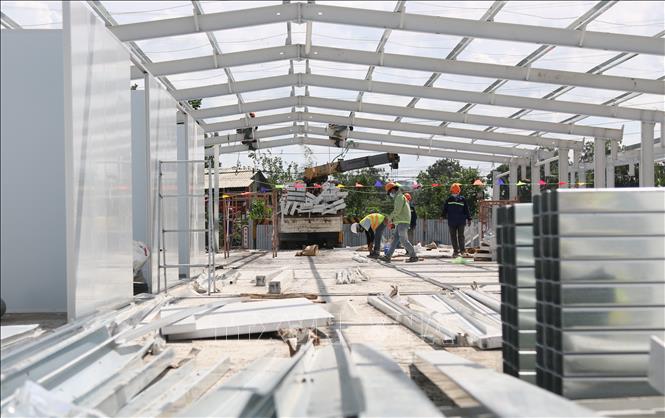 Trong ảnh: Khu vực điều trị tại bệnh viện dã chiến trên đường Nguyễn Văn Linh đang được khẩn trương lắp đặt. Ảnh: Trần Xuân Tình - TTXVN 