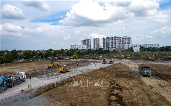 Trong ảnh: Thi công đổ nền tại bệnh viện dã chiến trên đường Nguyễn Văn Linh. Ảnh: Trần Xuân Tình - TTXVN

