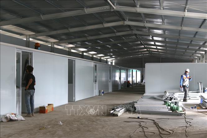 Trong ảnh: Các phòng điều trị tại bệnh viện dã chiến trên đường Nguyễn Văn Linh đang được gấp rút hoàn thiện. Ảnh: Trần Xuân Tình - TTXVN