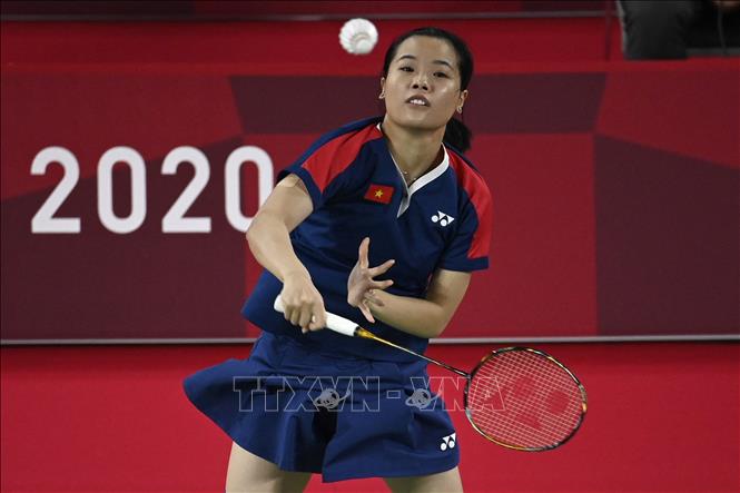 Nguyen Thuy Linh hits a shot to Switzerland's Sabrina Jaquet in their women's singles badminton group stage match during the Tokyo 2020 Olympic Games. Photo: AFP/VNA