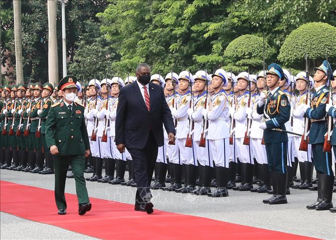Trong ảnh: Đại tướng Phan Văn Giang, Bộ trưởng Bộ Quốc phòng và Bộ trưởng Quốc phòng Hợp chủng quốc Hoa Kỳ Lloyd Austin duyệt đội danh dự QĐND Việt Nam tại lễ đón. Ảnh: Trọng Đức - TTXVN