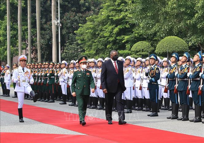 Trong ảnh: Đại tướng Phan Văn Giang, Bộ trưởng Bộ Quốc phòng và Bộ trưởng Quốc phòng Hợp chủng quốc Hoa Kỳ Lloyd Austin duyệt đội danh dự QĐND Việt Nam tại lễ đón. Ảnh: Trọng Đức - TTXVN