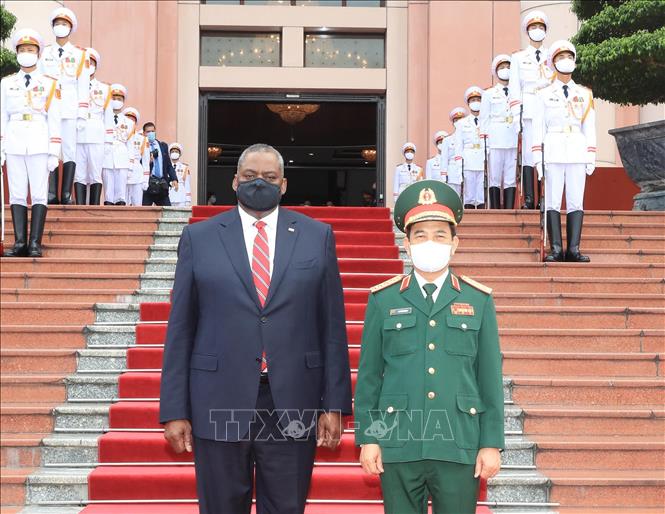 Trong ảnh: Đại tướng Phan Văn Giang, Bộ trưởng Bộ Quốc phòng và Bộ trưởng Quốc phòng Hợp chủng quốc Hoa Kỳ Lloyd Austin tại lễ đón. Ảnh: Trọng Đức - TTXVN