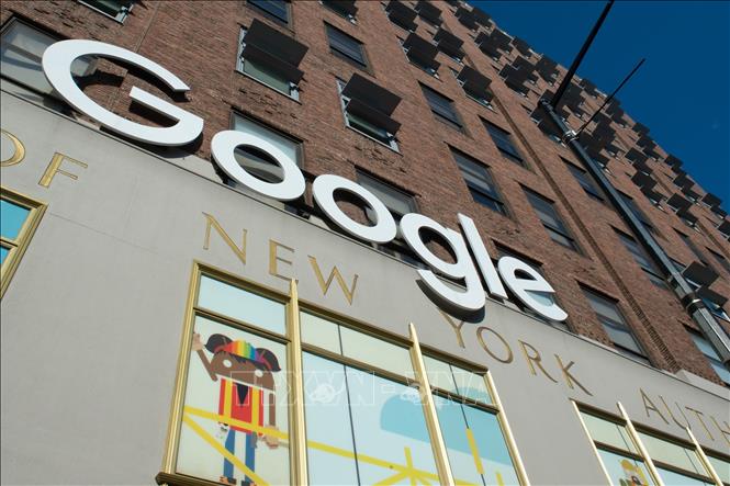 Trong ảnh: Biểu tượng của tập đoàn công nghệ Google tại tòa nhà ở New York, Mỹ. Ảnh: AFP/TTXVN