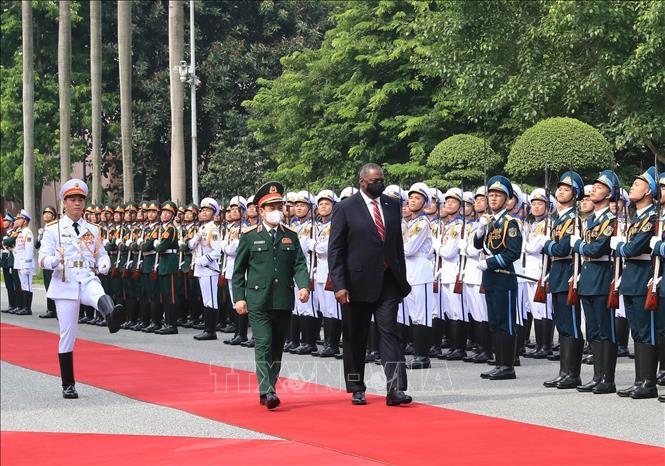 Photo: Minister of National Defence Gen. Phan Van Giang and US Secretary of Defense Lloyd Austin review the guards of honour. VNA Photo: Trọng Đức
