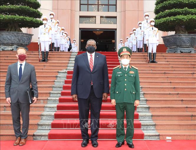 Photo: Minister of National Defence Gen. Phan Van Giang welcomes US Secretary of Defense Lloyd Austin. VNA Photo: Trọng Đức