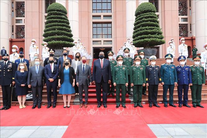 Photo: Minister of National Defence Gen. Phan Van Giang, US Secretary of Defense Lloyd Austin and other delegates at the welcome ceremony. VNA Photo: Trọng Đức