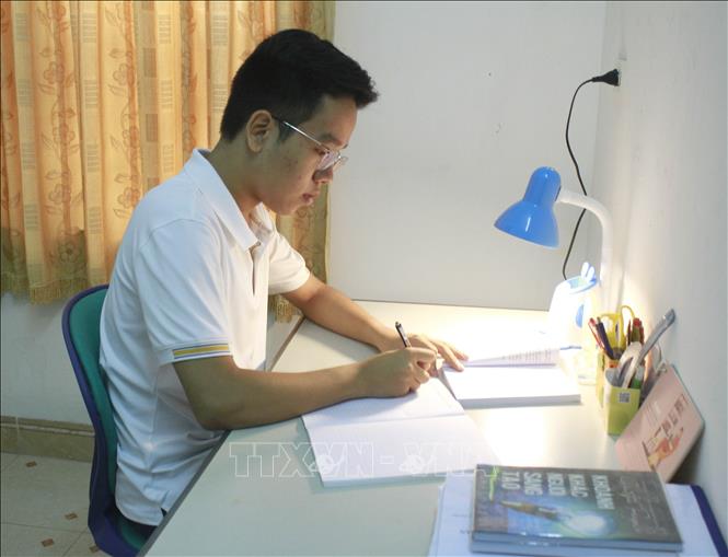 Trong ảnh: Em Vũ Mạnh Tùng luôn sắp xếp, bố trí thời gian học một cách khoa học và nghiêm túc. Ảnh: Thùy Dung - TTXVN