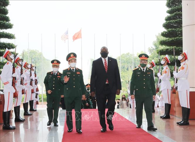 Photo: Minister of National Defence Gen. Phan Van Giang welcomes US Secretary of Defense Lloyd Austin. VNA Photo: Trọng Đức