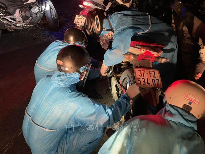 Trong ảnh: Các tình nguyện viên sửa xe máy bị hư hỏng cho người dân. Ảnh: TTXVN phát